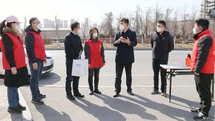 集團領(lǐng)導看望慰問抗疫一線志愿工作者